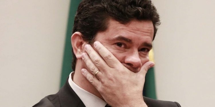 A História não dá voltas, dá cambalhotas