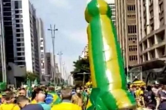 Um pênis verde-amarelo gigante na Paulista
