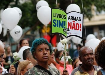 Microfascismos, barbárie e ataque às escolas