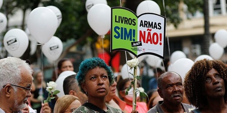 Microfascismos, barbárie e ataque às escolas